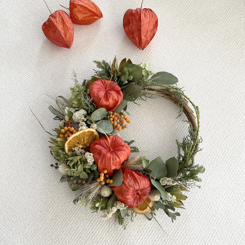 ほおずきとオレンジの三日月リース(25cm) リース cutemio 通販