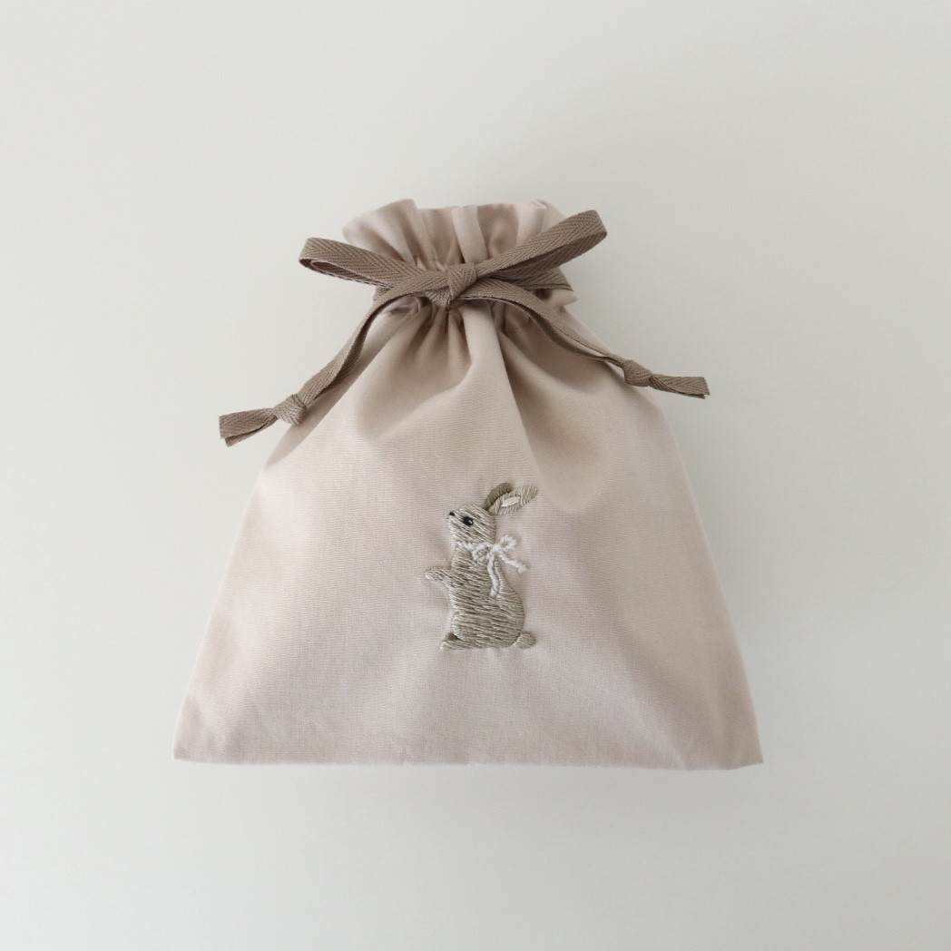 【No.245】うさぎと花の刺繍巾着袋 Amazon.co.jp: 井澤屋 ちりめん刺繍巾着袋「卯（うさぎ） : おもちゃ