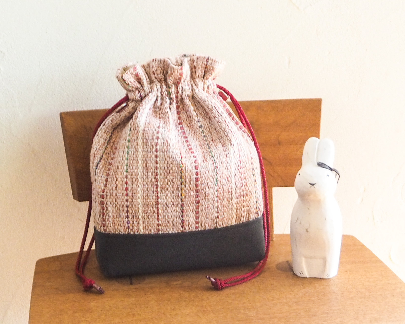 【SALE】ミックスツイード調手織り布の巾着バッグ（ピンク）