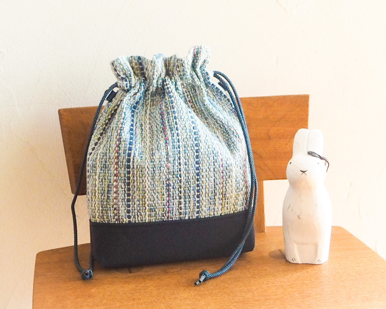 【SALE】ミックスツイード調手織り布の巾着バッグ（ブルー）