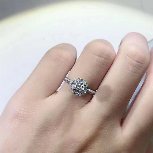 newデザイン】輝くモアサナイト ダイヤ リング K18WG 指輪・リング