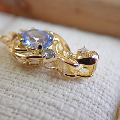 完全手作り スリランカ産（セイロン）サファイア 青い鳥ペンダント