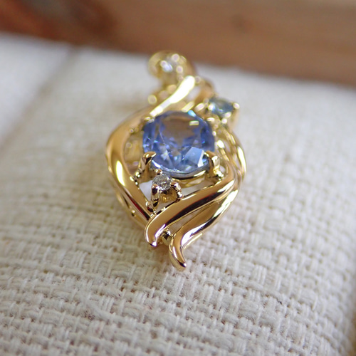 サファイアで彩られた林檎のペンダント 合成カラーチェンジサファイア(バイオレットサファイア) 本真珠ルビー