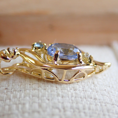 完全手作り スリランカ産（セイロン）サファイア 青い鳥ペンダント