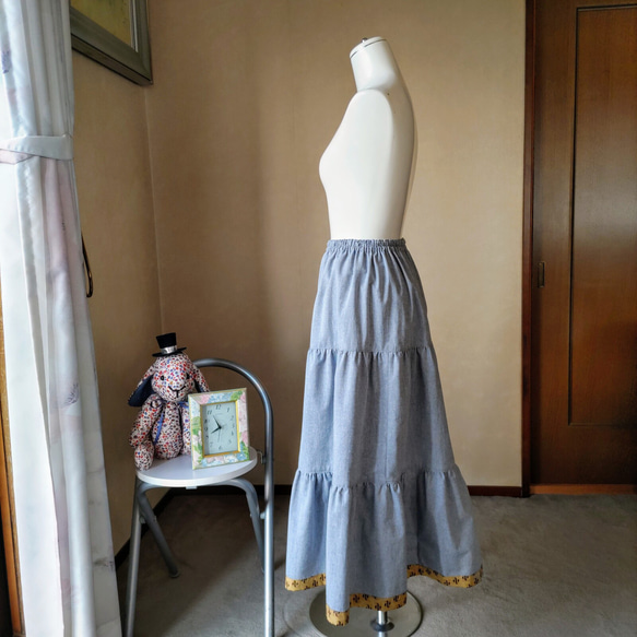 裾にリバティのアクセント　ブルーグレーのロングティアードスカート 3枚目の画像