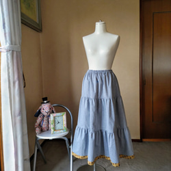 裾にリバティのアクセント　ブルーグレーのロングティアードスカート 2枚目の画像