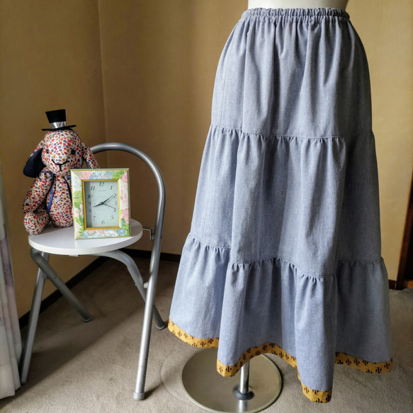 裾にリバティのアクセント　ブルーグレーのロングティアードスカート 7枚目の画像