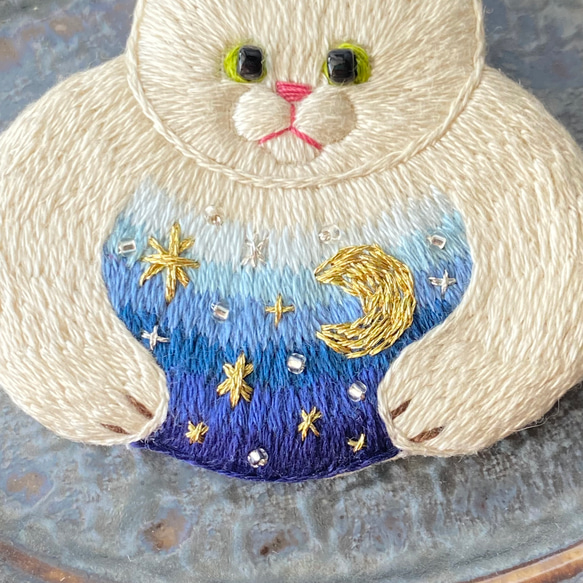 白猫の刺繍ブローチ『星と月と猫』※受注制作※ 夜空　宇宙 5枚目の画像