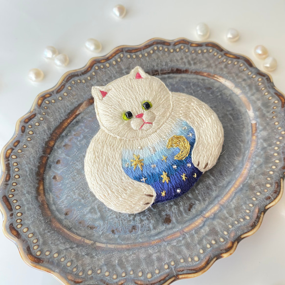 白猫の刺繍ブローチ『星と月と猫』※受注制作※ 夜空　宇宙 3枚目の画像