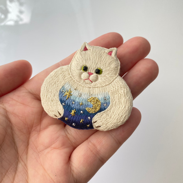 白猫の刺繍ブローチ『星と月と猫』※受注制作※ 夜空　宇宙 8枚目の画像