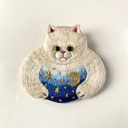 白猫の刺繍ブローチ『星と月と猫』※受注制作※ 夜空　宇宙 12枚目の画像