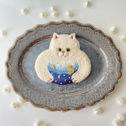 白猫の刺繍ブローチ『星と月と猫』※受注制作※ 夜空　宇宙 1枚目の画像