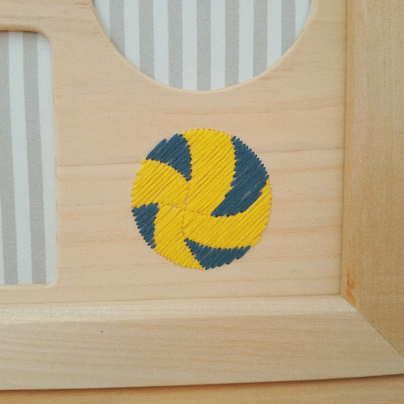 バレーボールの木刺繍フォトフレーム　バレーボールとネット 3枚目の画像