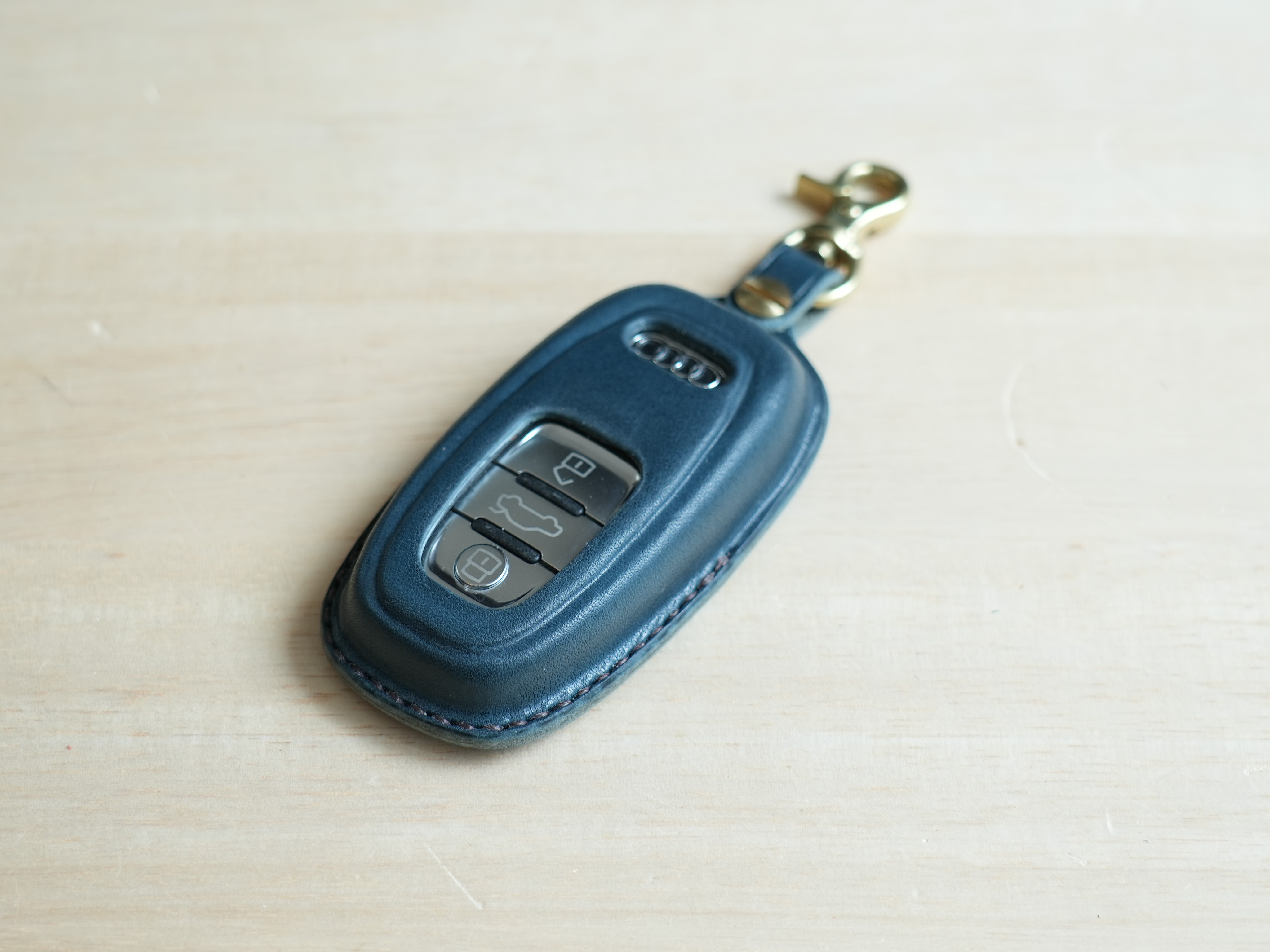 AUDI　スマートキーケースⅢ　栃木レザー【名入れ無料・選べる革とステッチ】手縫い　本革　スマートキーカバー