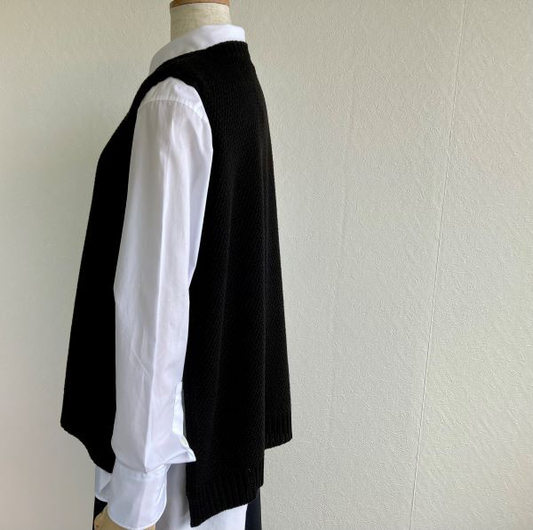 重ね着コーデ　秋の新色『ブラック』カノコ柄クルーネックベスト