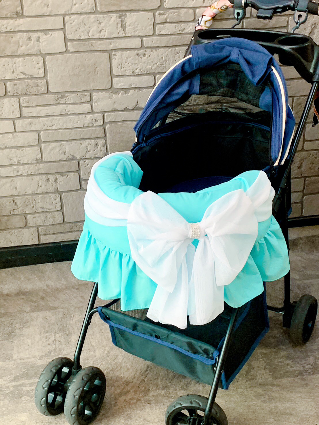 写真映え！グランボウが印象的なプレゼントラッピングあごのせクッションカバー・キラキララインストーン