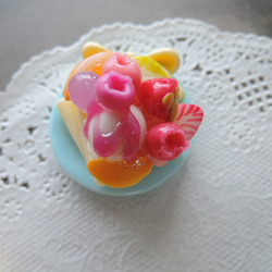 （411）と～っても可愛い～✨カラフルなお皿に入ったアイス＆フルーツクレープま～るいお皿付き造花ピン/ブローチピン 4枚目の画像