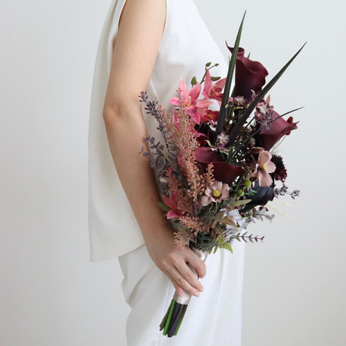 カラーリリィとコスモスの縦長ブーケ 秋色ウェディングブーケ