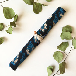 お箸袋　カトラリーケース　ブロックプリント　ブラック×コバルトブルー 木製ビーズ 2枚目の画像