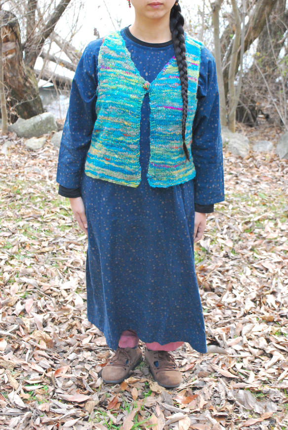 手紡ぎのオリジナル毛糸で編んだニットベスト　ブルー系　ウール100% 5枚目の画像