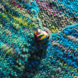 手紡ぎのオリジナル毛糸で編んだニットベスト　ブルー系　ウール100% 6枚目の画像