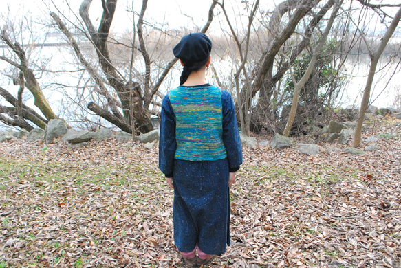 手紡ぎのオリジナル毛糸で編んだニットベスト　ブルー系　ウール100% 3枚目の画像