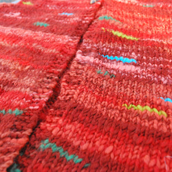 手紡ぎのオリジナル毛糸で編んだニットベスト　赤系　ウール100% 8枚目の画像
