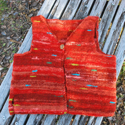 手紡ぎのオリジナル毛糸で編んだニットベスト　赤系　ウール100% 1枚目の画像