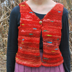 手紡ぎのオリジナル毛糸で編んだニットベスト　赤系　ウール100% 2枚目の画像