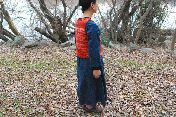 手紡ぎのオリジナル毛糸で編んだニットベスト　赤系　ウール100% 6枚目の画像