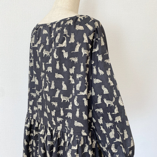 リバティロングワンピース　猫柄(ミャオウ)ネイビー　新品タグ付き　細コーデュロイ SALE】リバティファブリック＊小さな猫柄＊大人の長袖ワンピース