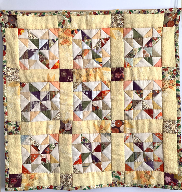 華やかな配色。パッチワークの壁飾り/タペストリー 絹着物の小布を再