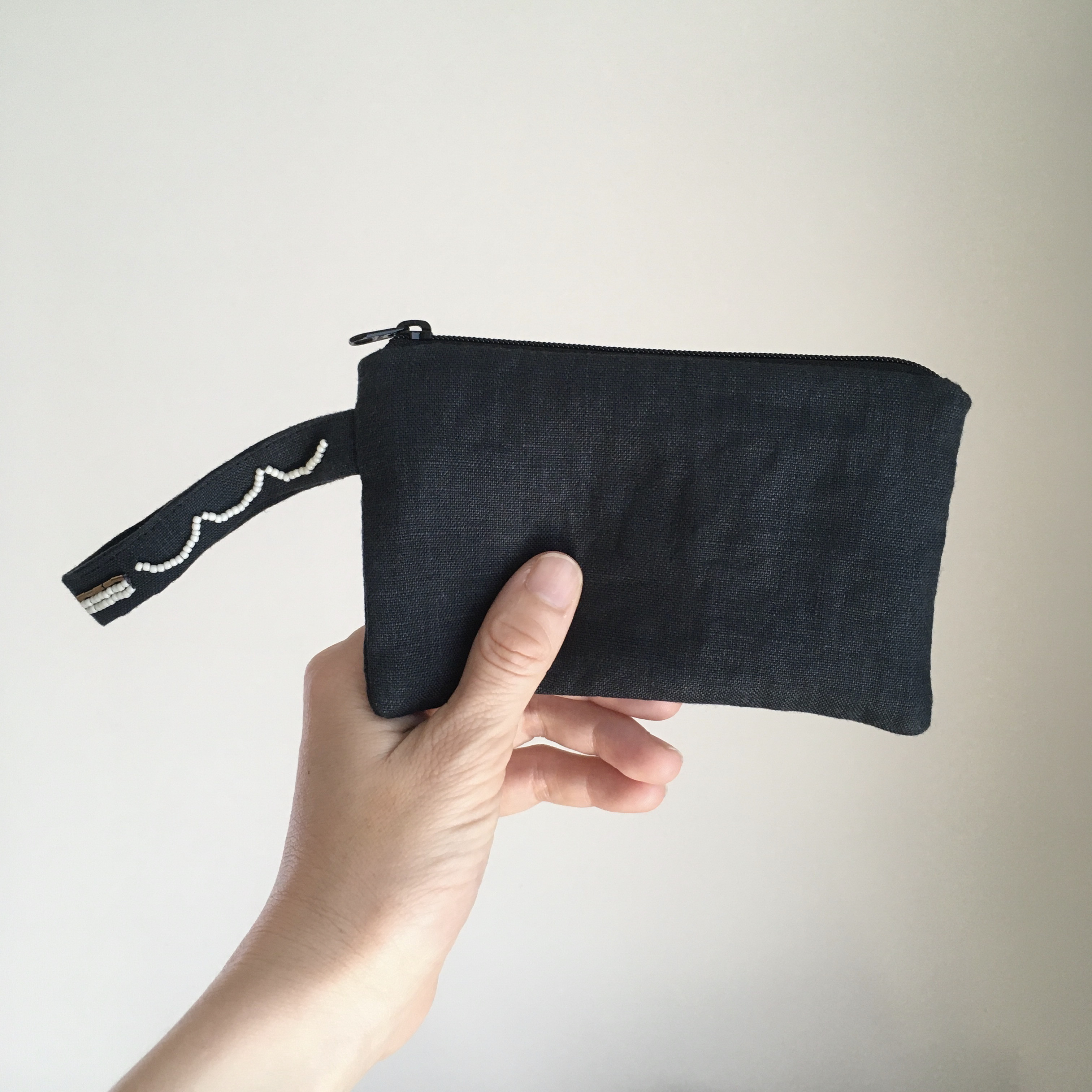 ビーズ刺繍のリネンポーチ