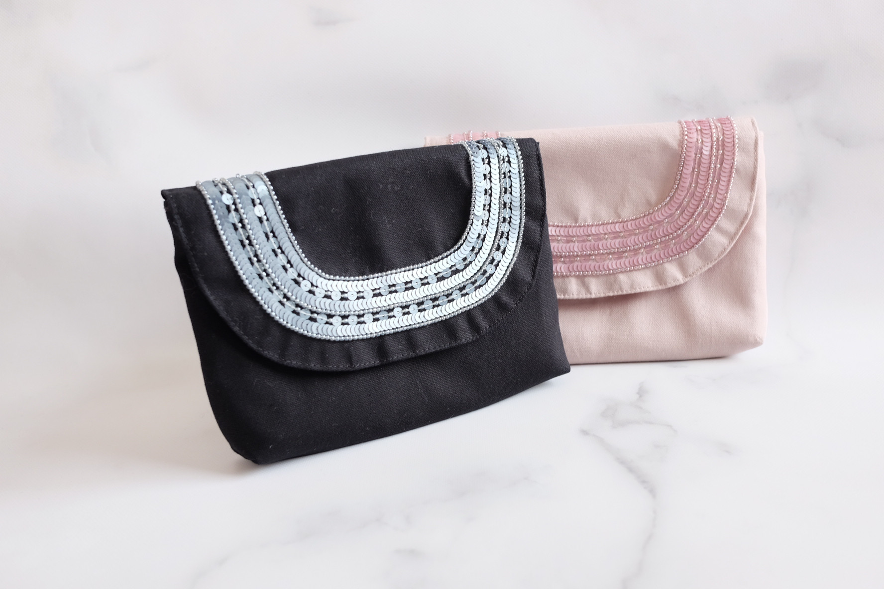 ビーズ刺繍　フタ付きポーチ　黒