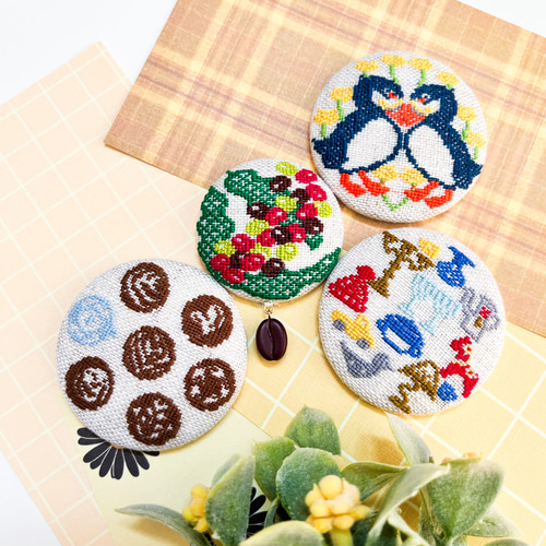 コーヒーの実 コーヒーチェリー ハワイ 刺繍くるみボタンブローチ