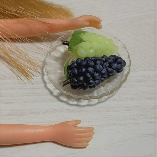 ガラス皿にのせた秋の味覚 ぶどう ミニチュア その他置物 haru-2gatu