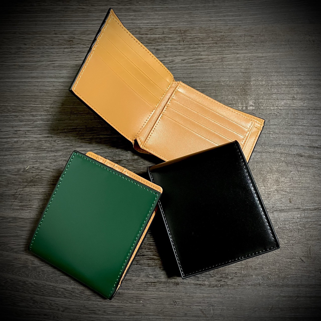 緑のレザー二つ折り財布