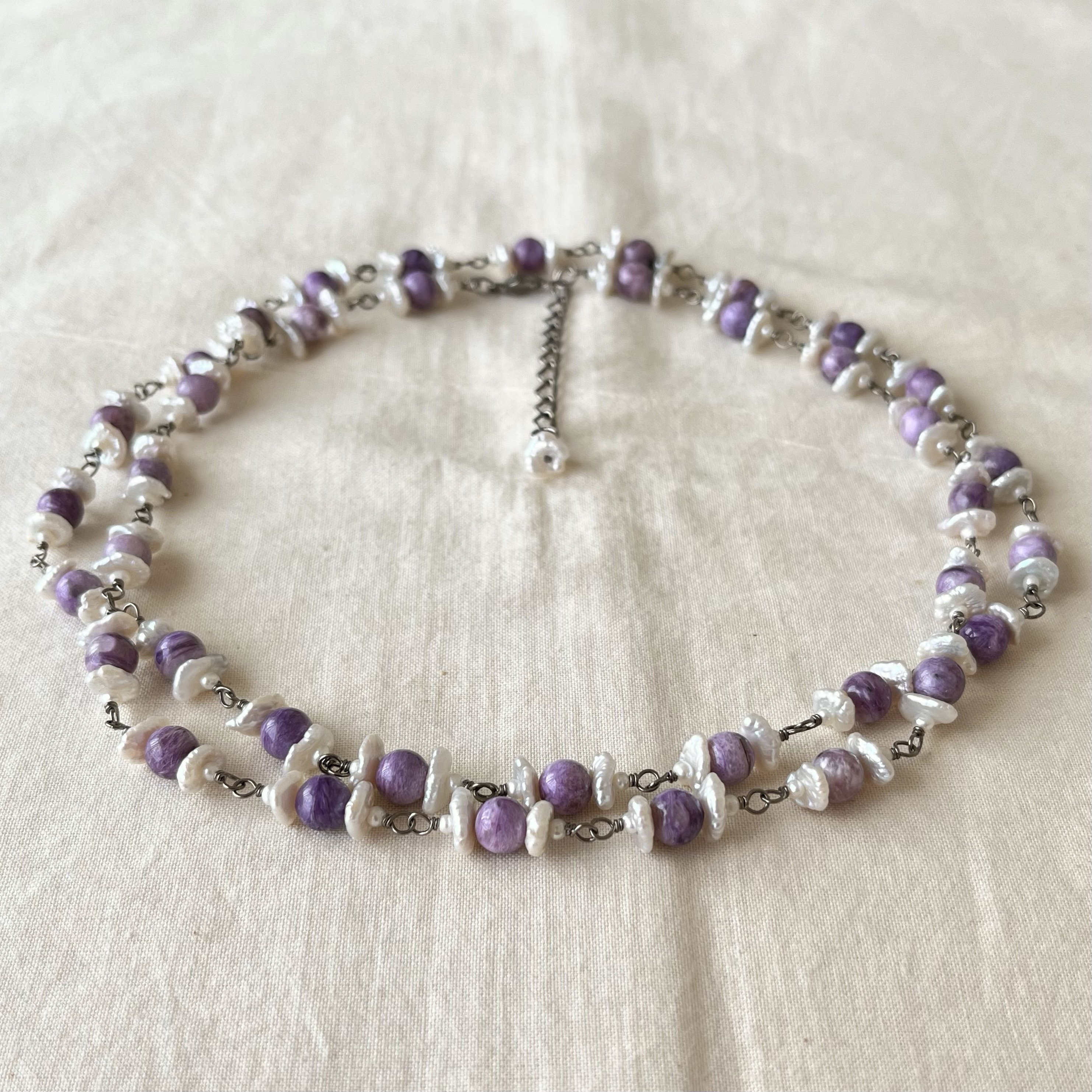 チャロアイトと淡水パールのロングネックレス　（Nー186）