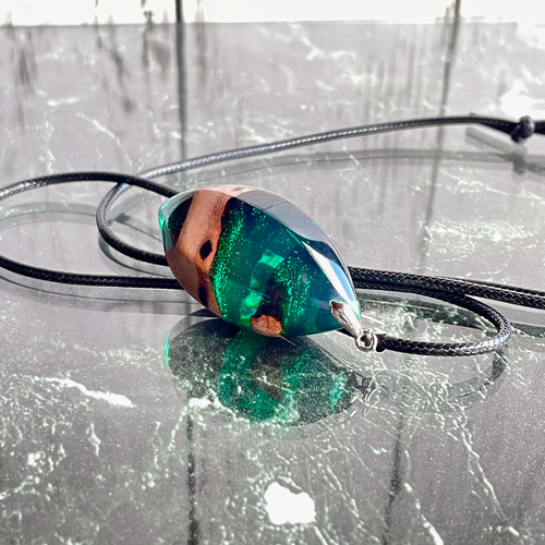 ウッドレジンペンダント〜-深緑の層〜 ネックレス・ペンダント kedros