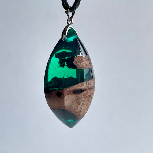 ウッドレジンペンダント〜-深緑の層〜 ネックレス・ペンダント kedros