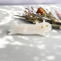 パールカラーの白猫ヘアクリップ・お花の耳飾り セット 偏光パール 2枚目の画像