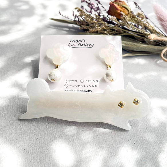 パールカラーの白猫ヘアクリップ・お花の耳飾り セット 偏光パール 6枚目の画像