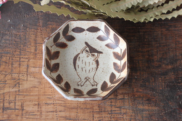 マット釉八角豆皿 アフリカオオコノハズク 1枚目の画像