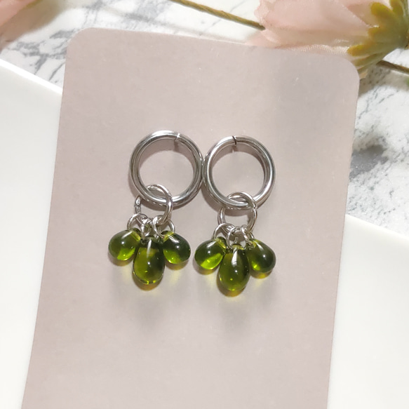 ピアス モスグリーン 深緑 しずく シルバーフープ ピアス（フープ  