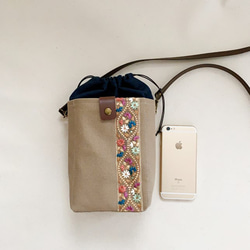 欲張りなスマホポシェット・蓋つき／帆布&インド刺繍　ベージュ　ペットボトル・長財布・巾着ポシェット 7枚目の画像