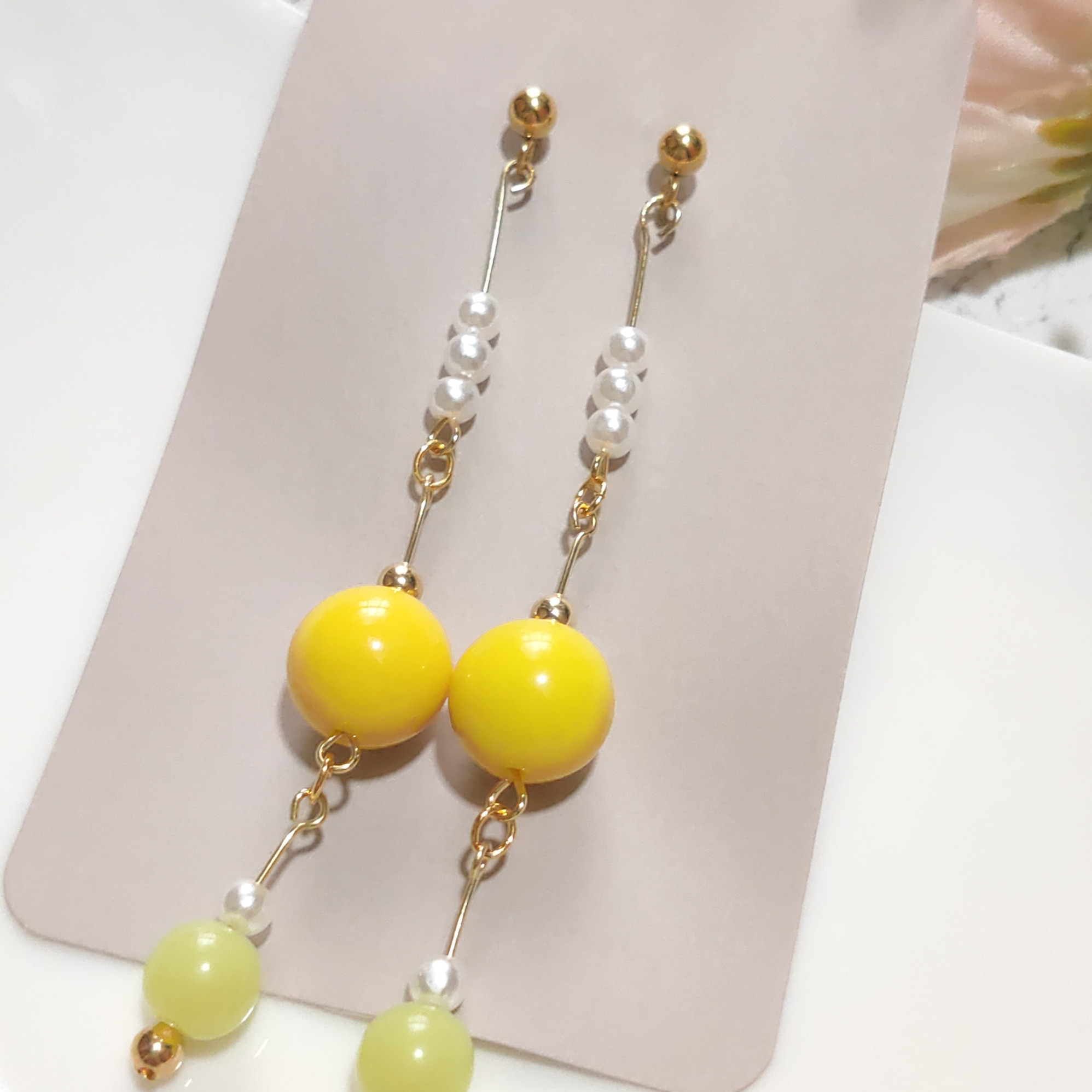 ピアス 大粒イエロー ライムグリーン 小粒パール ゴールド 揺れる 