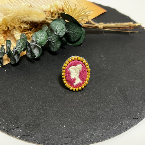 刺繍カメオリング ラズベリーピンク 指輪・リング meuh 通販