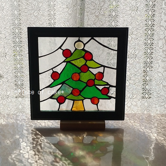 ステンドグラスのクリスマスツリーパネル＊グリーンフレーム＜X'mas飾り　インテリア 4枚目の画像