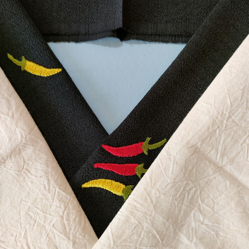 刺繍半衿 絽ちりめん 「 唐辛子 」 黒 和装小物（帯・半襟） 刺繍好日 
