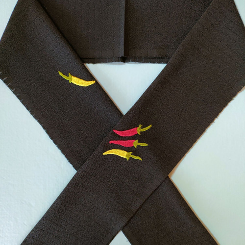 刺繍半衿 絽ちりめん 「 唐辛子 」 黒 和装小物（帯・半襟